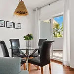 Gorgeous 3 Bedroom With Sea Views, Pool Apartman