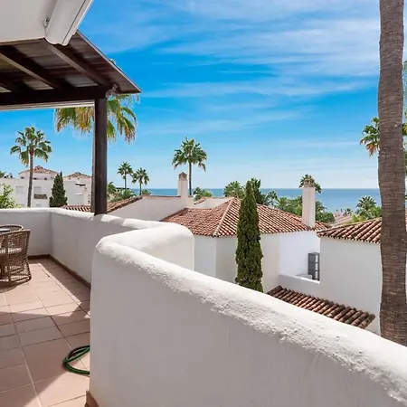 Gorgeous 3 Bedroom With Sea Views, Pool Apartman *