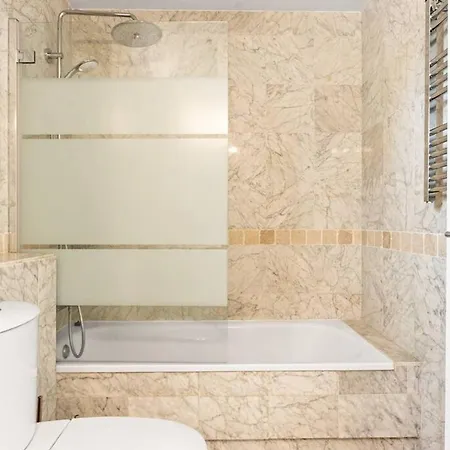 Апартаменти Gorgeous 3 Bedroom With Sea Views, Pool Марбелья