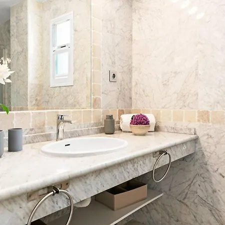 Апартаменти Gorgeous 3 Bedroom With Sea Views, Pool Марбелья
