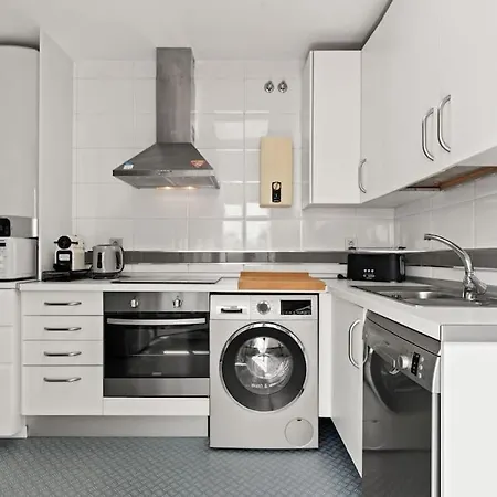 Gorgeous 3 Bedroom With Sea Views, Pool Apartment *