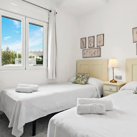 Apartment Gorgeous 3 Bedroom With Sea Views, Pool