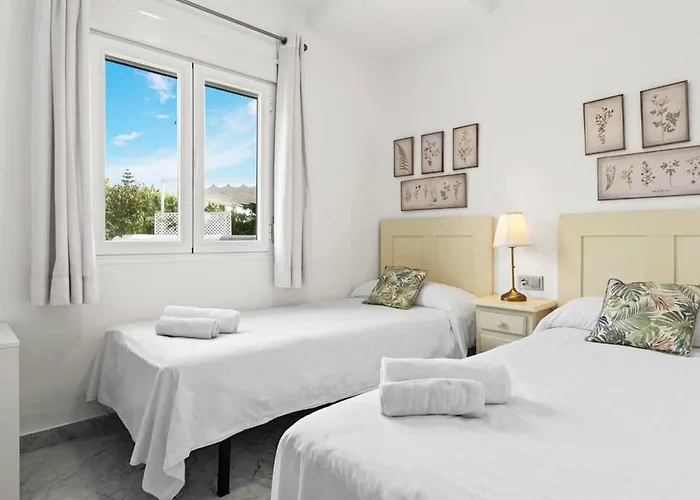Apartman Gorgeous 3 Bedroom With Sea Views, Pool